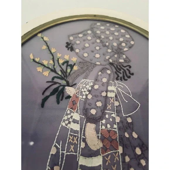 Vintage 1975 Holly Hobbie Folk Art Embroidery Oval Frame Signed Handmade Purple - Picture 4 of 9